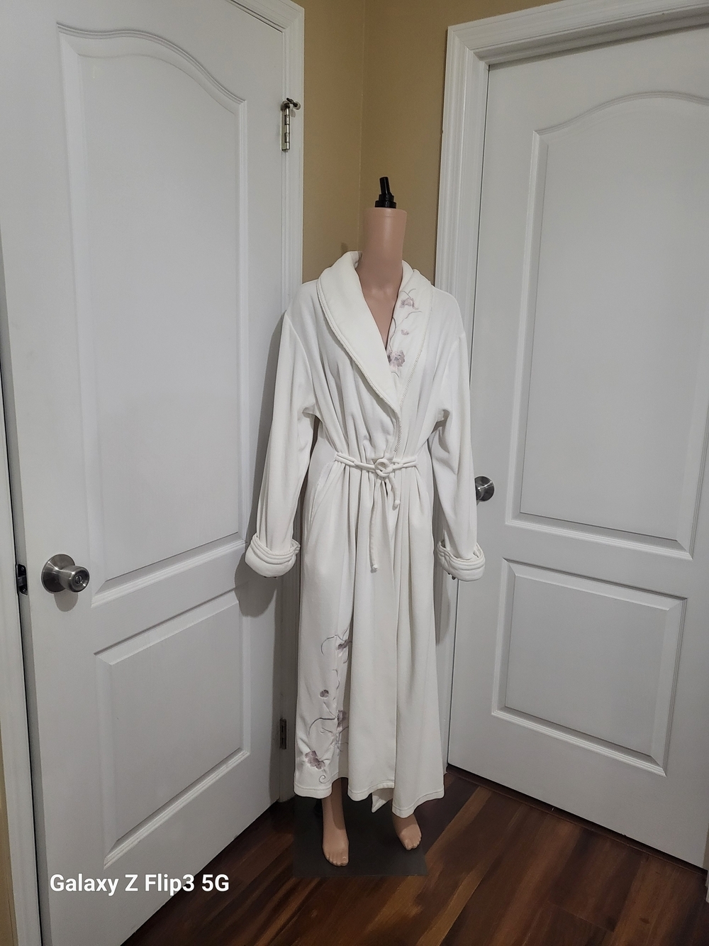 Jasmine Rose Ivory Velour Embroidered Wrap Robe Medium